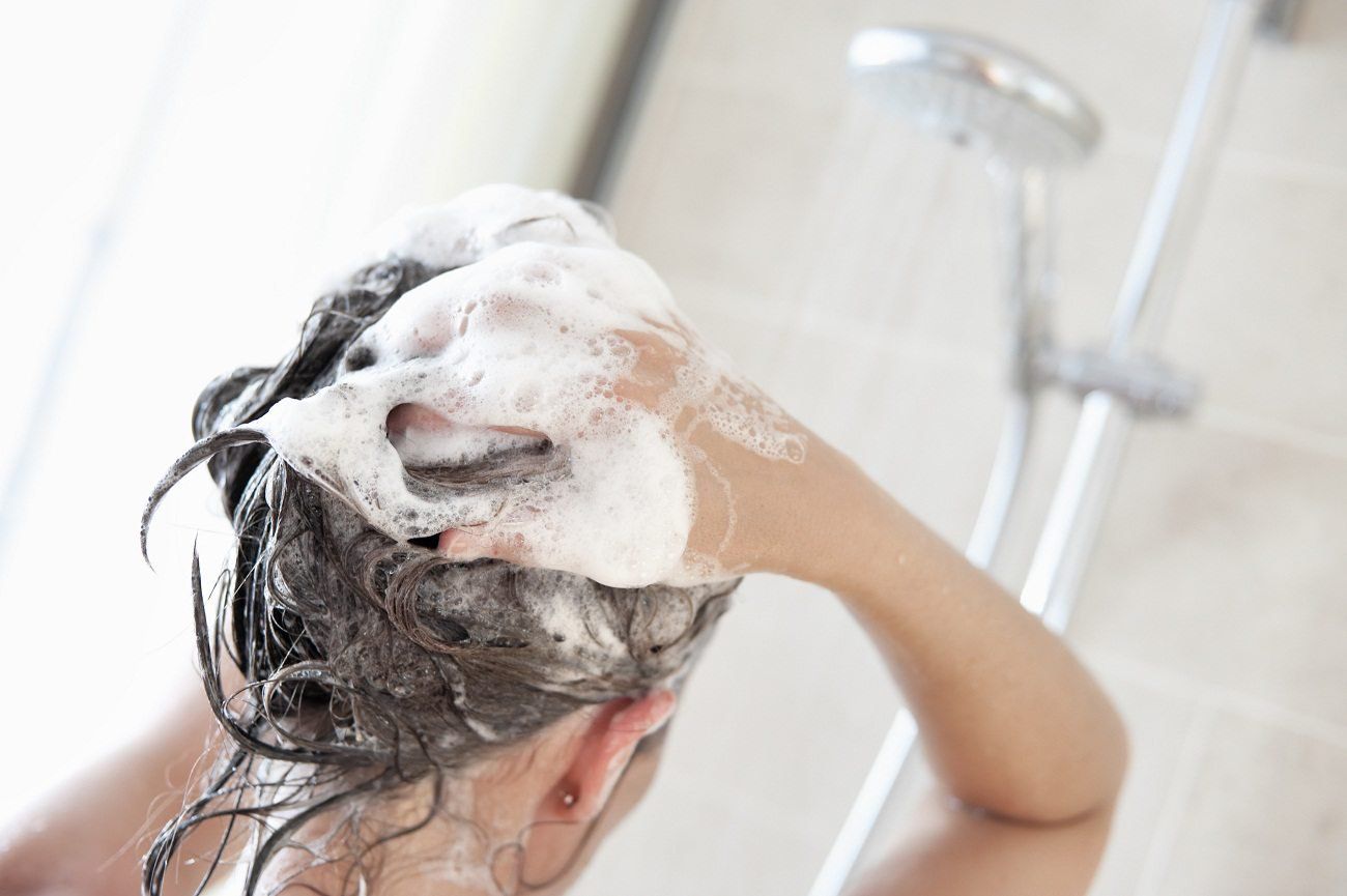5 lưu ý quan trọng khi chăm sóc tóc chẻ ngọn tại nhà 3