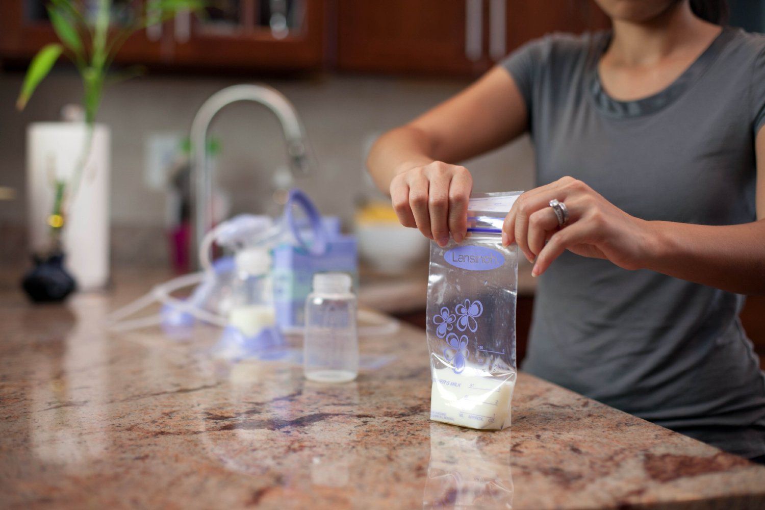 Hướng dẫn cách bảo quản sữa mẹ khi không có tủ lạnh 3