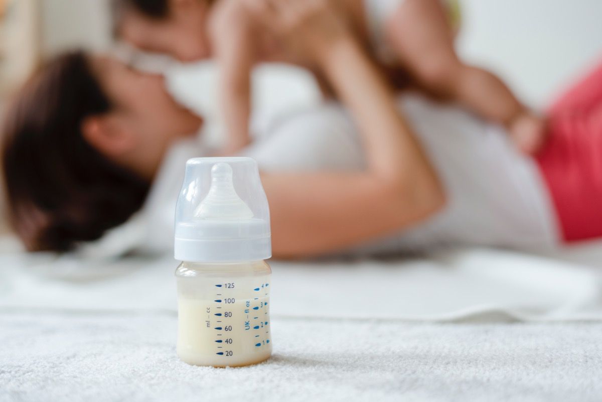 Nhận biết màu sữa mẹ như thế nào là tốt nhất cho trẻ 1