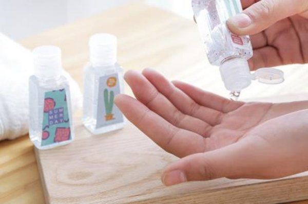 Khi liên tục dùng nước rửa tay, làm thế nào để da không bị khô?2