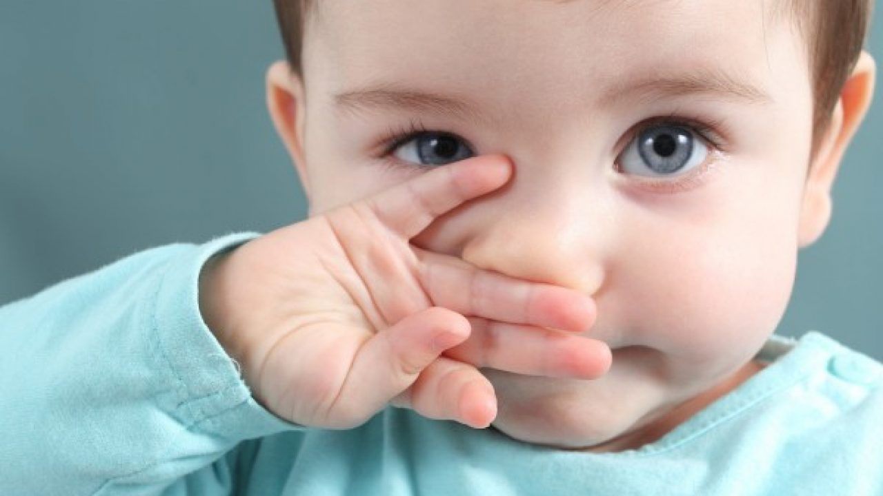 Tác hại khôn lường khi nhỏ sữa mẹ vào mắt trẻ sơ sinh 1