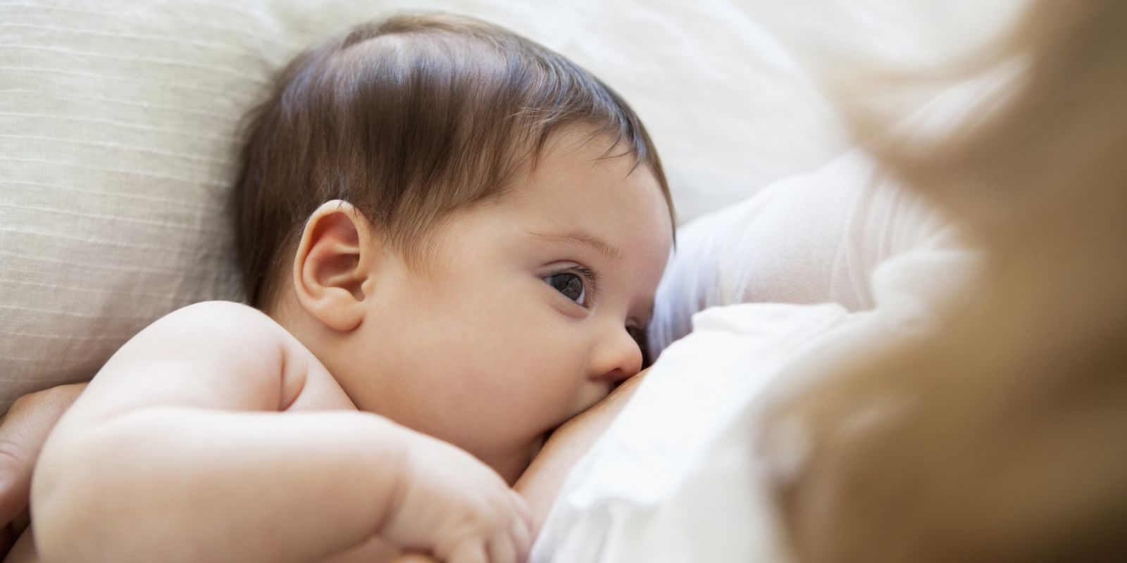 Tác hại khôn lường khi nhỏ sữa mẹ vào mắt trẻ sơ sinh