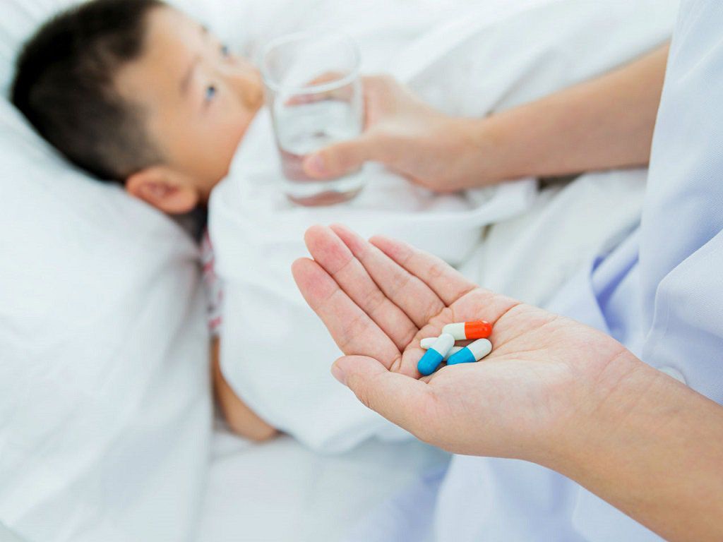 Trẻ đang uống kháng sinh có tiêm phòng được không? 1