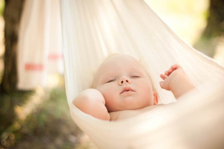 Trẻ sơ sinh nằm võng có ảnh hưởng đến não không? Tác hại không lường của việc nằm võng 1