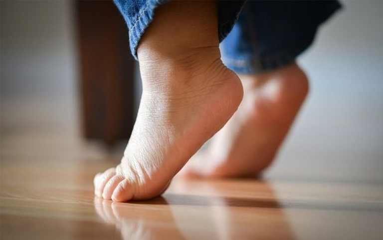Góc giải đáp: Trẻ đi nhón chân và chậm nói có phải dấu hiệu của tự kỷ không? 2