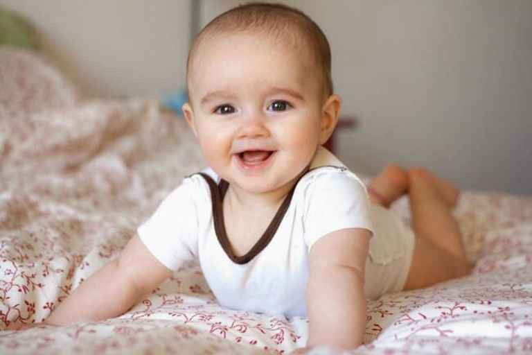 Trẻ sinh non mấy tháng biết lật? Cột mốc quan trọng của bé