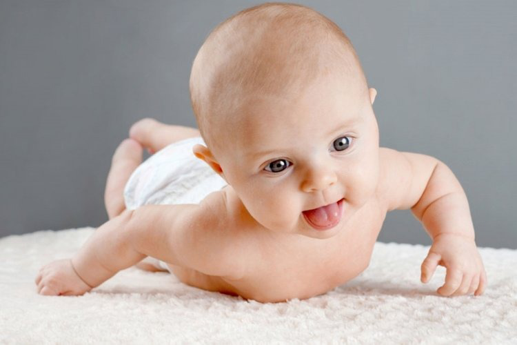 Trẻ sinh non mấy tháng biết lật? Cột mốc quan trọng của bé 3